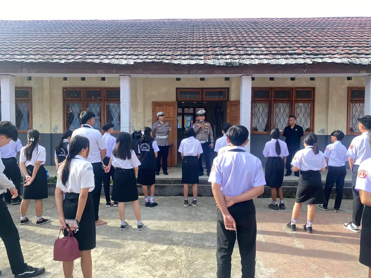 Polisi Go To School, Satlantas Polres Minahasa Bangun Kesadaran Tertib Berlalu Lintas di Kalangan Pelajar SMK N 2 Tondano